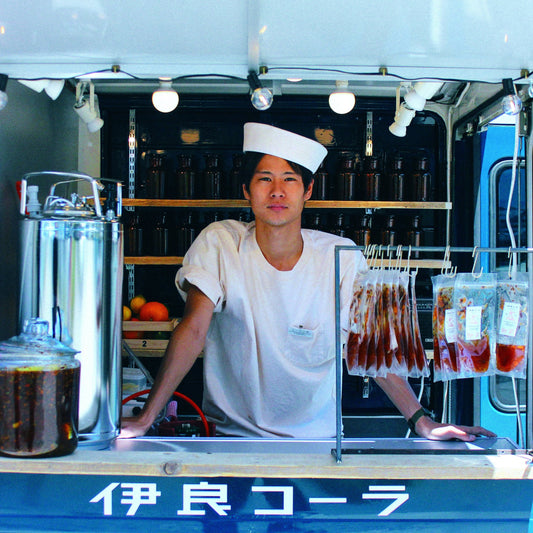 世界初のクラフトコーラ専門店「伊良コーラ」とのコラボレーション、カカオコーラ 「魔法のシロップ」