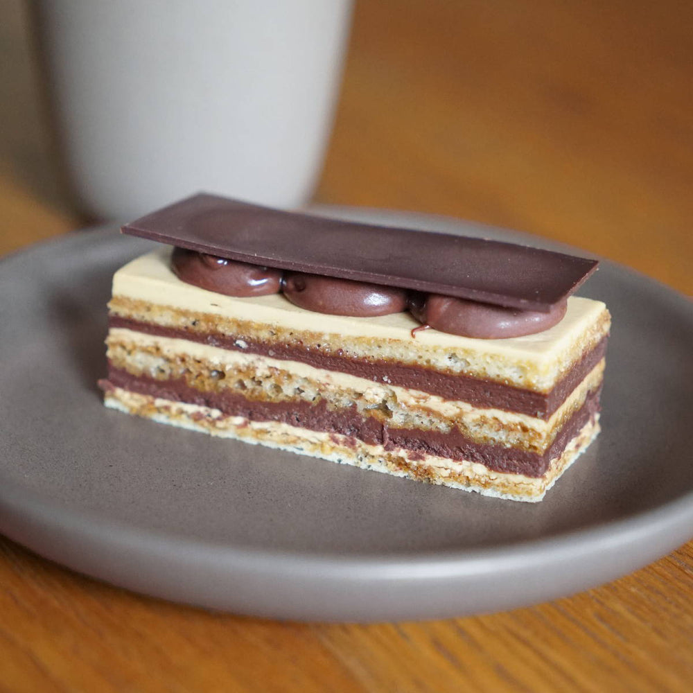 自社製造のチョコレートとコーヒーで再構築。伝統菓子「オペラ」の開発裏話